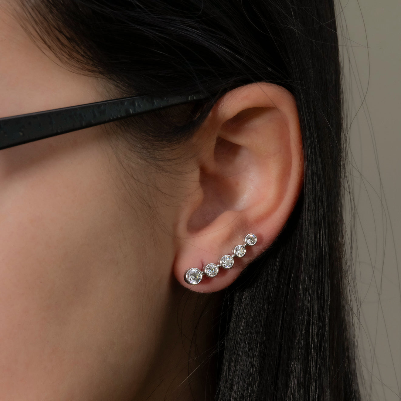 Orecchino Forcina in Argento 925 con Zirconi di Diverse Dimensioni 
